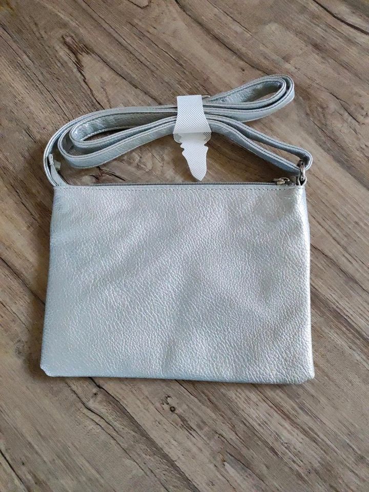 Tasche Umhängetasche silber NEU in Winden