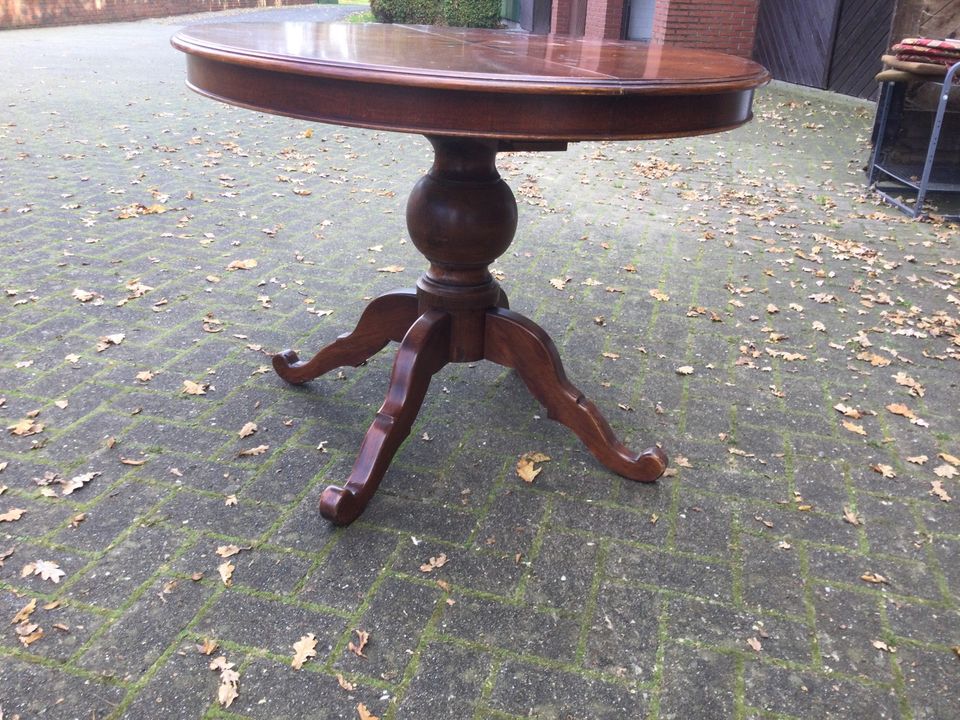 Runder Tisch Nussbaum mit Intarsien zum ausziehen in Neuenhaus
