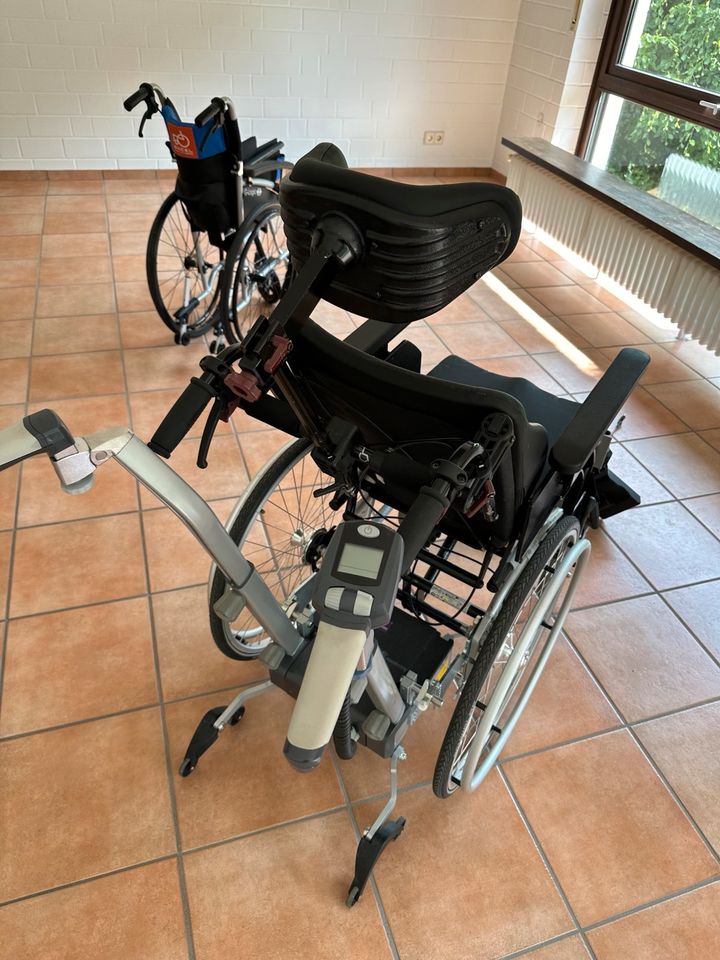 Rollstuhl mit Akkumotor in Iserlohn