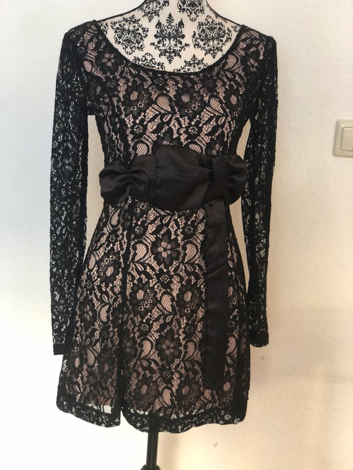 Spitzenkleid in schwarz in Hannover