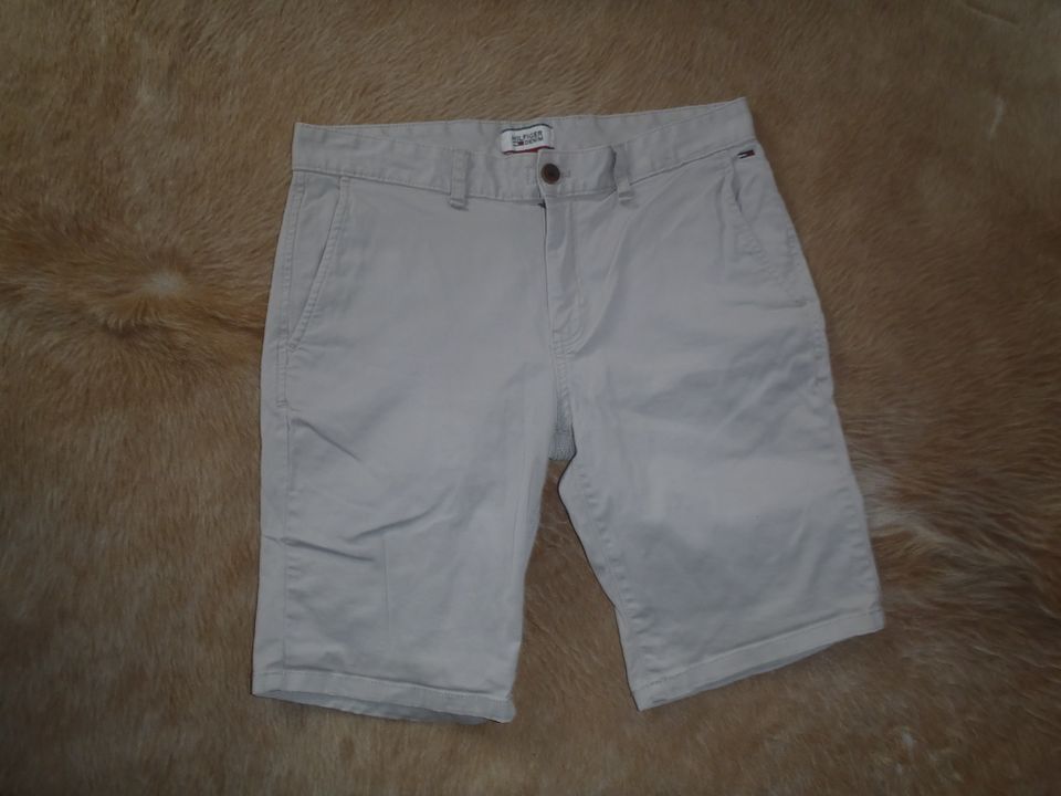 Tommy Hilfiger Damen Shorts Gr. 32 in Beige in Nauen