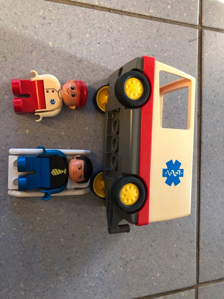 Lego Duplo Krankenhaus mit Einrichtung+Figuren+Ambulancewagen in Issum