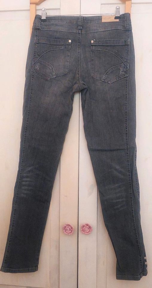 Arizona Jeans grau 36 Röhre Used Look in Karlsruhe
