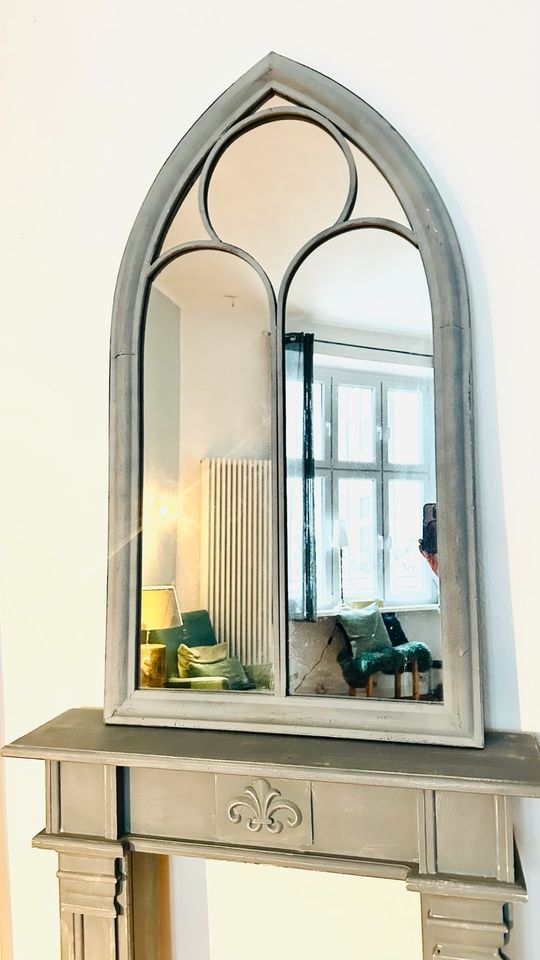 Gotischer Spiegel im Metallrahmen in Berlin