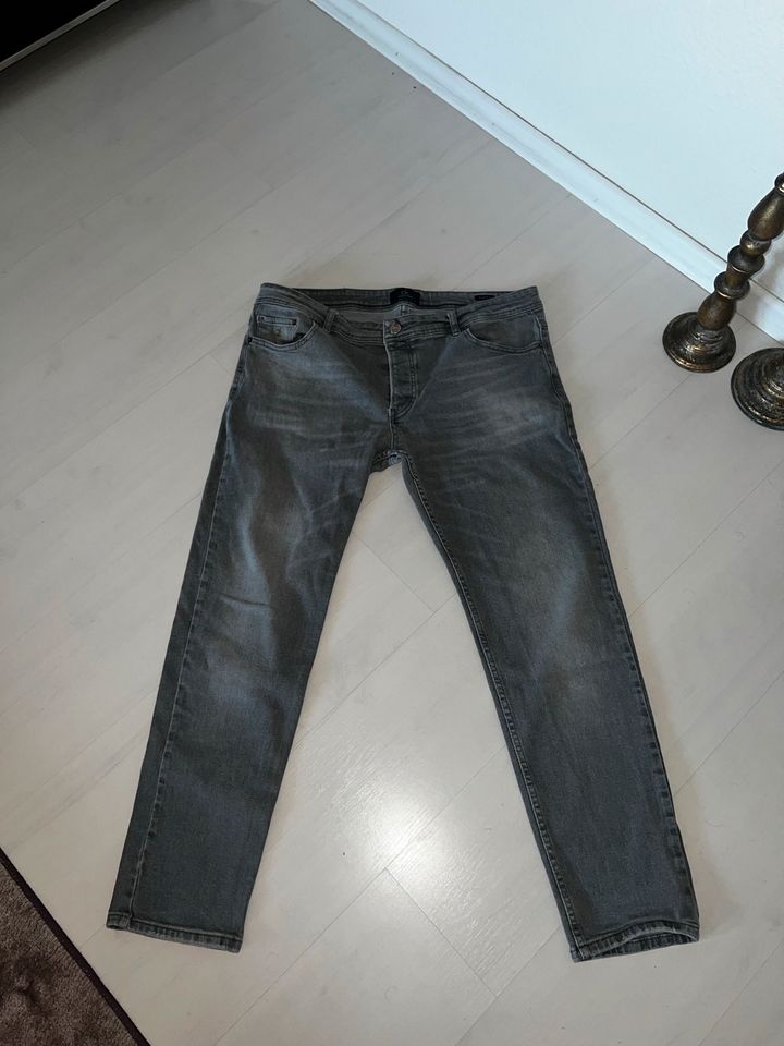 Calvin Klein Herren slim Fit Jeans Hose hellgrau W40 verwaschen in Berlin