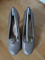Tamaris glitzer Pumps unbenutzt Größe 39 Hessen - Groß-Gerau Vorschau