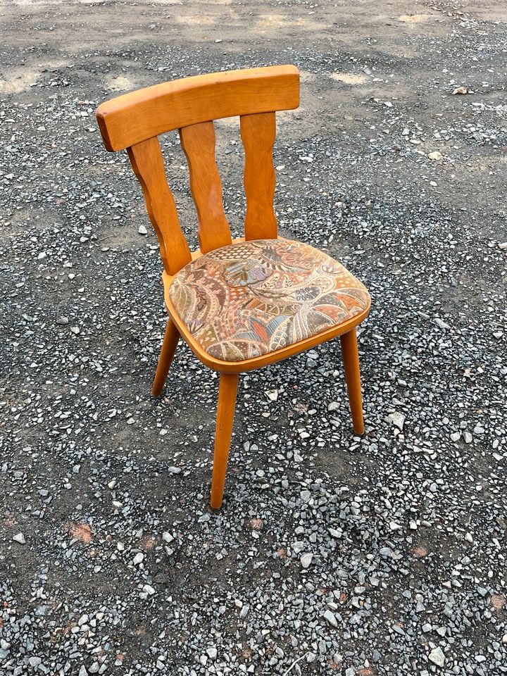 Tisch mit sechs Stühlen in Guldental