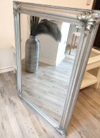 Dekorativer Spiegel mit schönem breitem, verziertem Holzrahmen Nordrhein-Westfalen - Rommerskirchen Vorschau