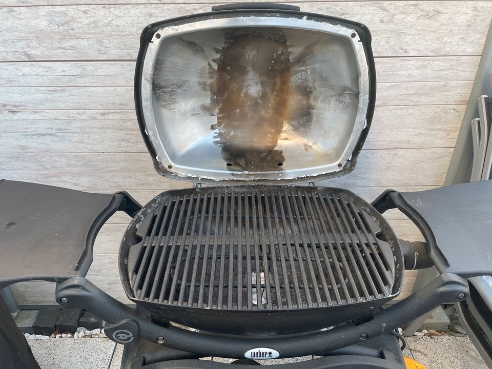 Weber Q2400 Elektronische Grill mit Standfuß in Böblingen