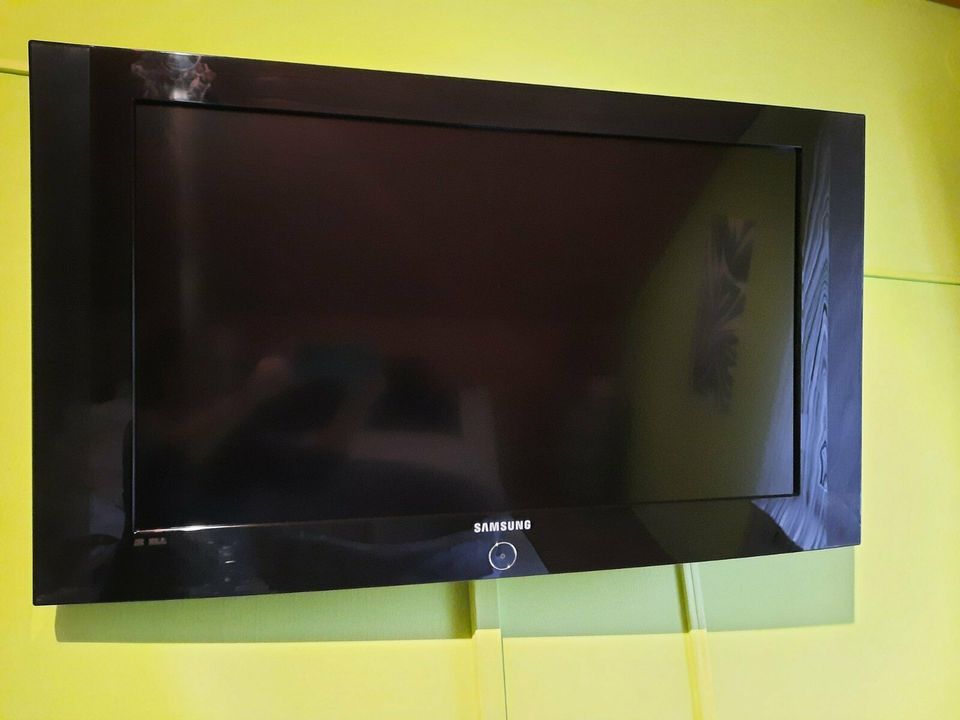 Samsung LCD-TV inkl. Digital-Receiver, Wandhalterung und Standfuß in Illingen