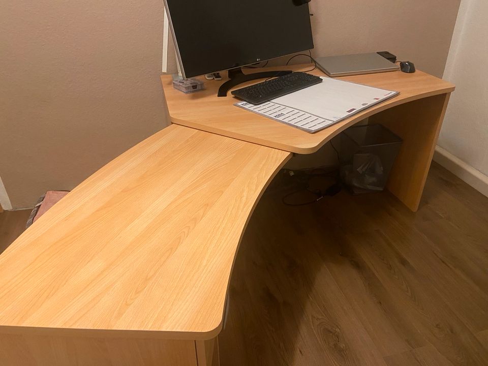 Schreibtisch seitlich ausziehbar ( ohne Zubehör ) in Coswig