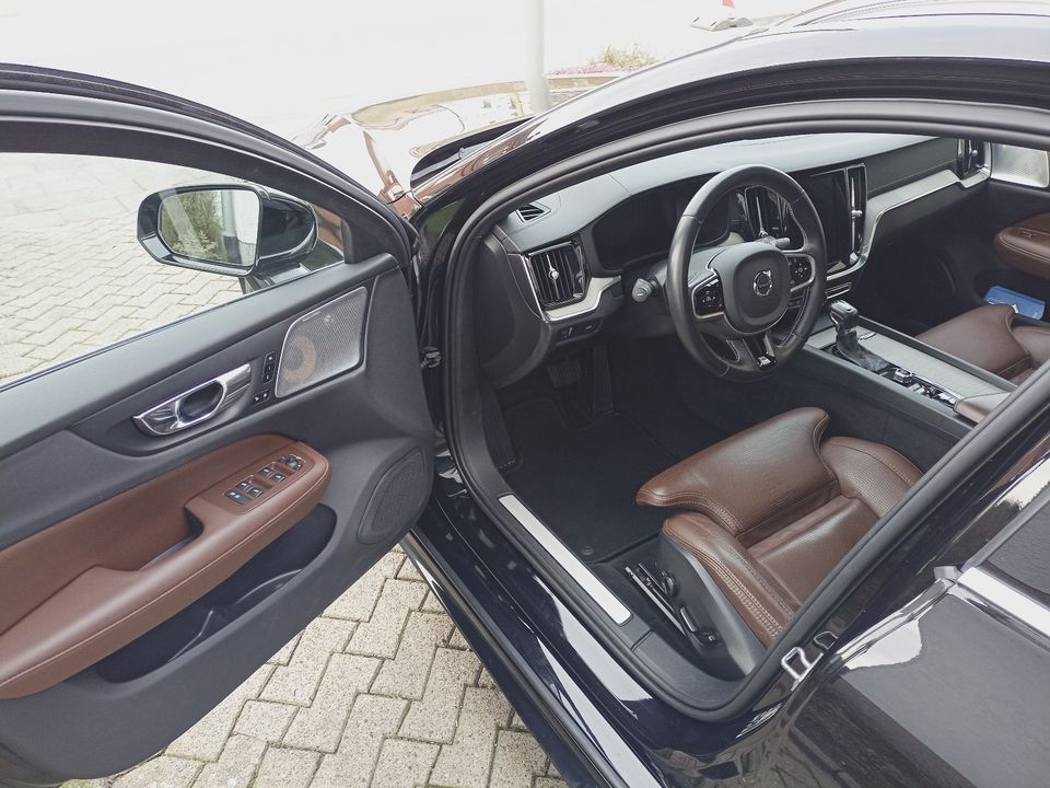 V60 mit Pano/Navi/Head-up/Massage/Volleder/Freisprech/ 8xbereift in Paderborn