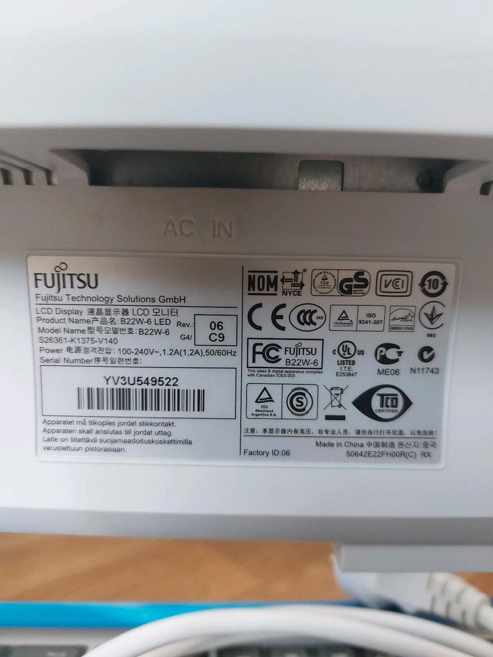 Fujitsu LED Monitor 24 Zoll mit Zubehör in Berlin