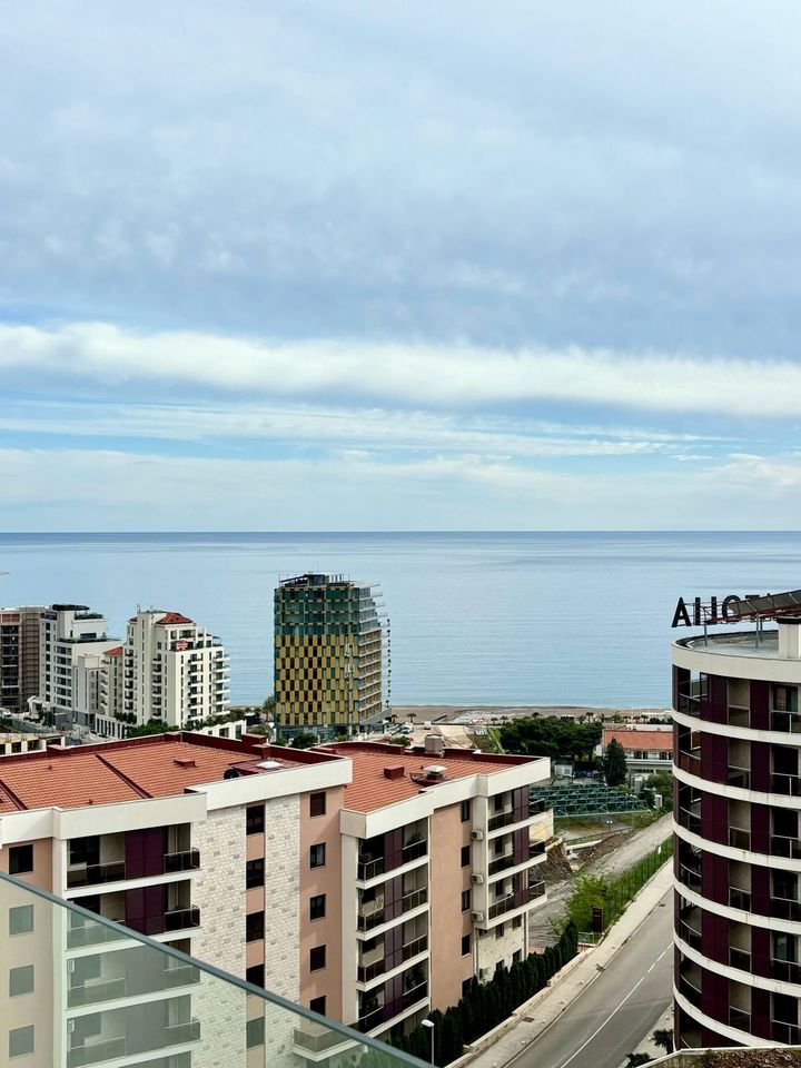 Apartment mit zwei Schlafzimmern und Meerblick in Becici in Köln