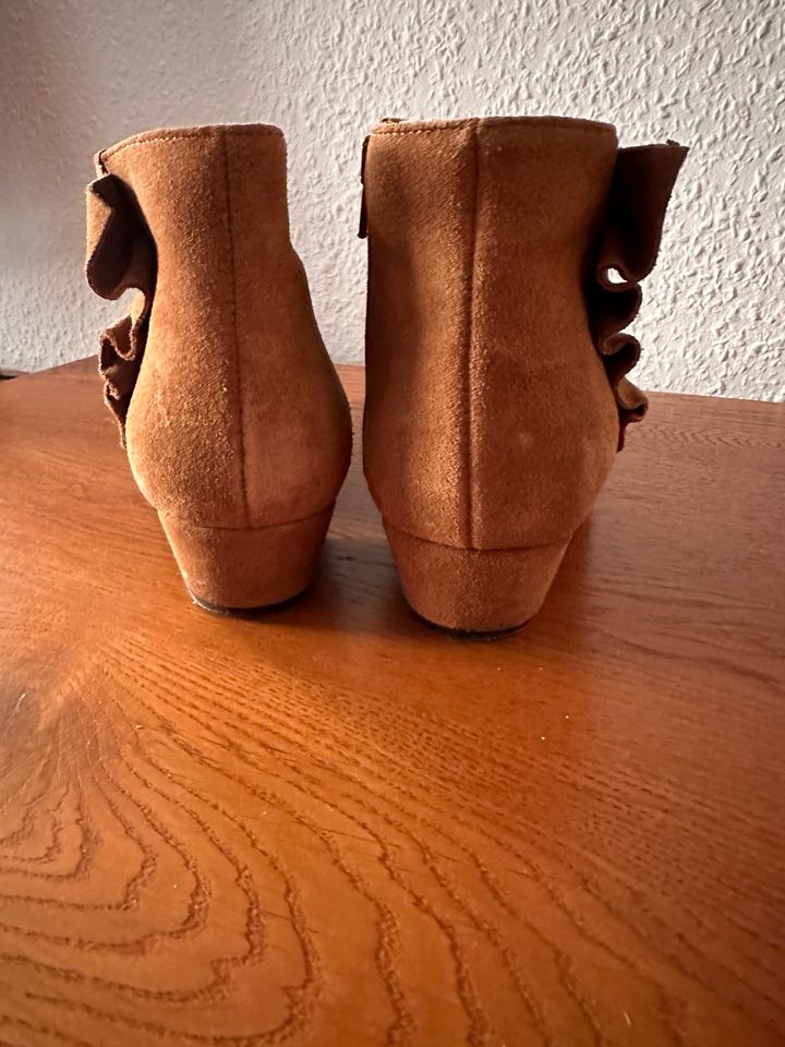 Wildleder Ankle Boots Stiefeletten Cream in Braun 38 in Düsseldorf