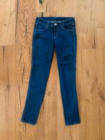 Sehr gut erhaltene blaue Jeans Röhre h&m Gr. 25/32 Hessen - Flieden Vorschau