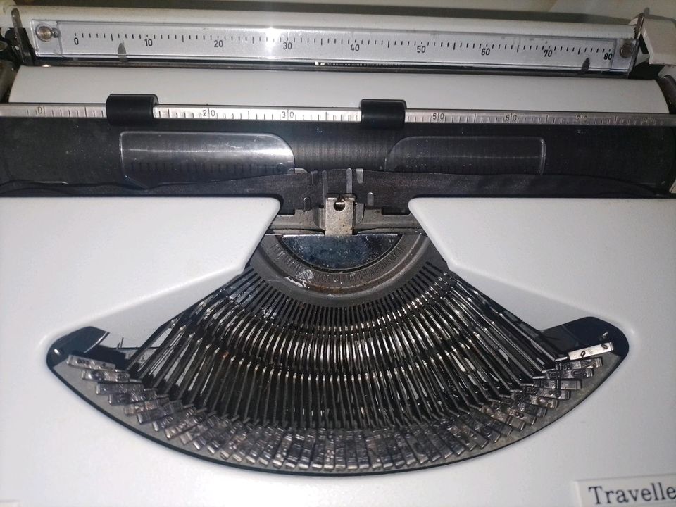 Olympia Traveller de Luxe Schreibmaschine in Berlin