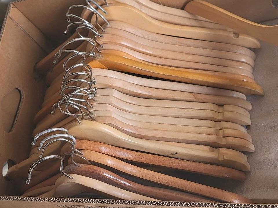Holzkleiderbügel, gebraucht 24 Stück in Celle