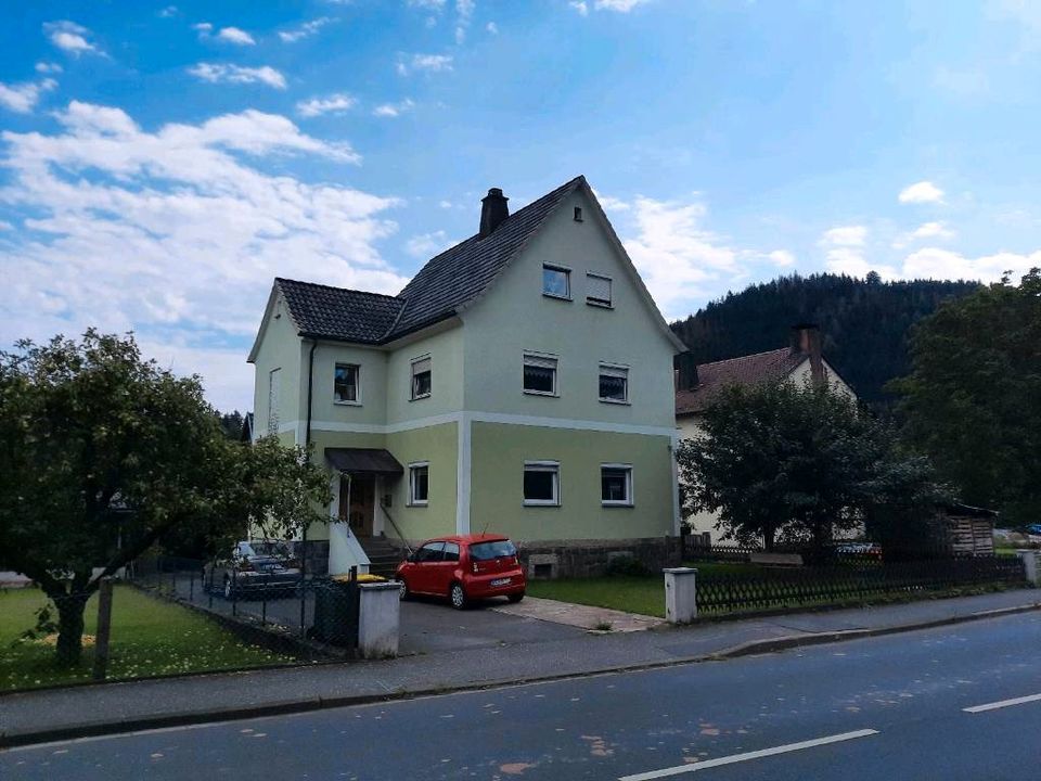 Zweifamilienhaus mit Garage, Stellplatz und Nebengebäude in Pressig