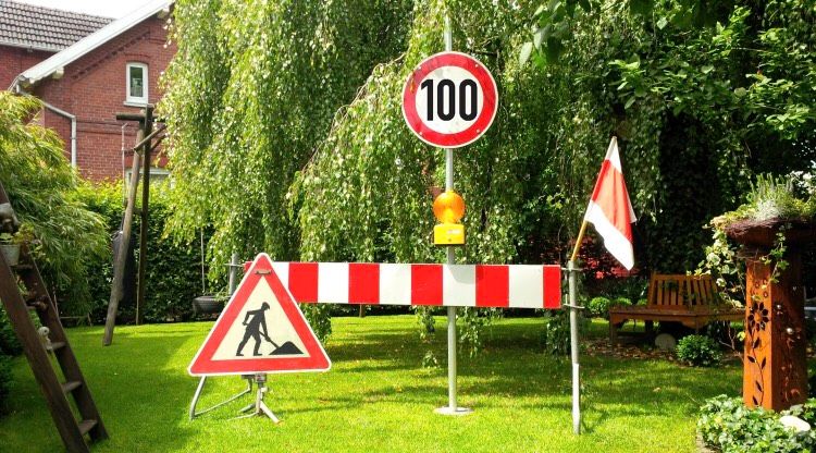 Schilderverleih zum 100. Geburtstag (BAUSTELLE) Geburtstagsschild in Westoverledingen