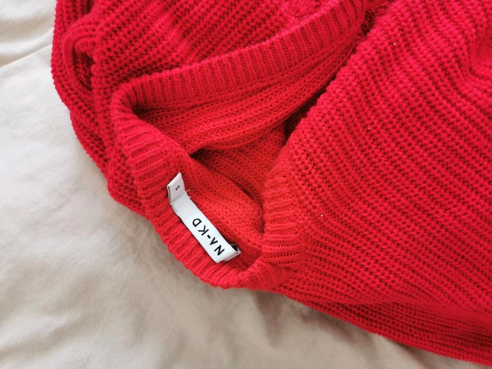 Roter Pullover, tiefer Rückenausschnitt, oversized in Frankfurt am Main