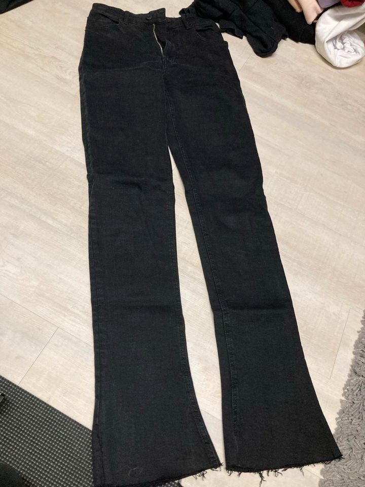 Bershka Skinny Flare Jeans Gr. 38 in Niederdorfelden