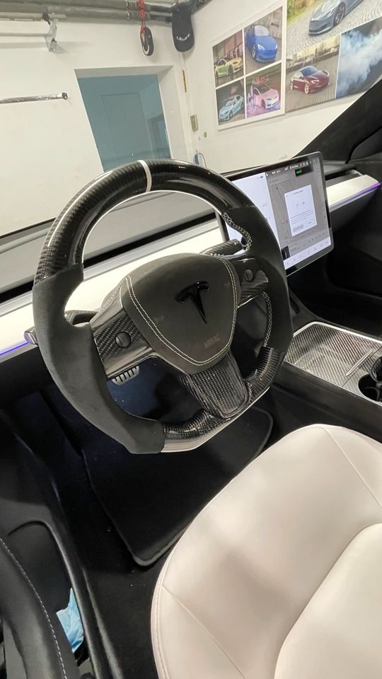 E-rik‘s Garage Tesla Model 3/Y Lenkrad Carbon Alcantara Leder in Fernwald
