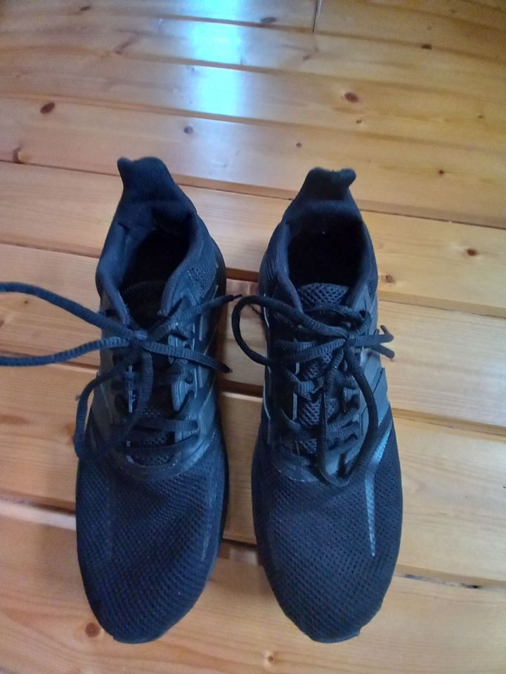 Adidas Schuhe 41,5 US 8 schwarz in Lage