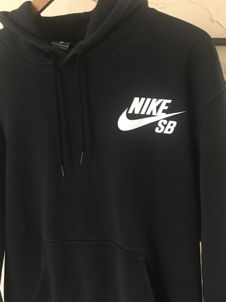 Nike SB Herren Hoodie Schwarz Größe L in Attendorn