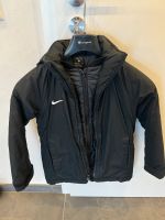 Nike Kinder Wintermantel in Schwarz in Größe S 128-137 Nordrhein-Westfalen - Düren Vorschau