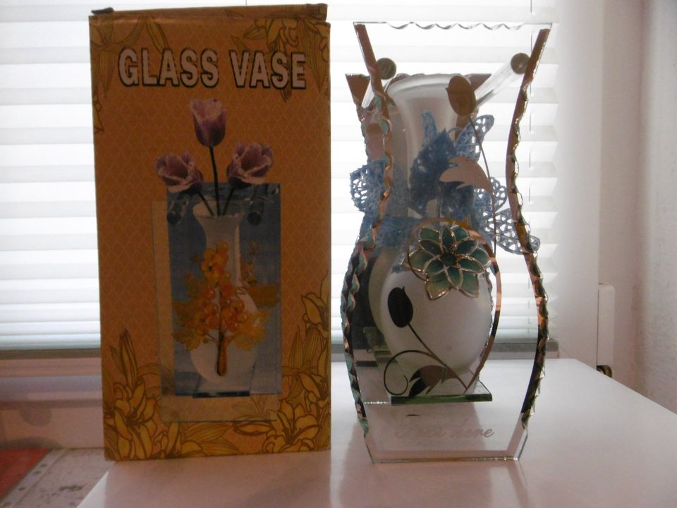 Glas Vase neu ovp rückwärtiger Spiegel Blautöne in Schuby
