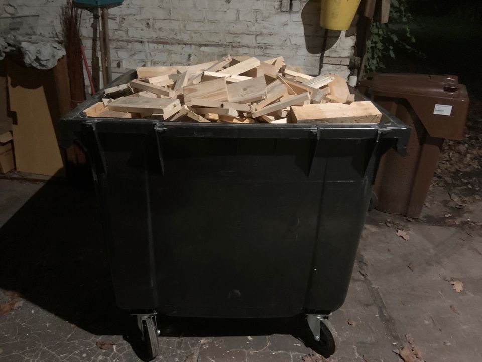 Brennholz  geschnitten  je Schüttraummeter 50 Euro  Lieferung mög in Mönchengladbach