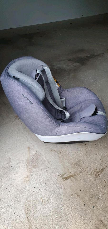 Grauer maxi Cosi mit Klickschale für Isofix 0-15M in Bad Kissingen