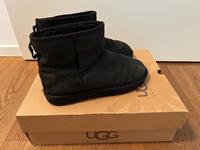 UGG Stiefel Boot 41 schwarz classic short gefüttert Fellstiefel Köln - Lindenthal Vorschau