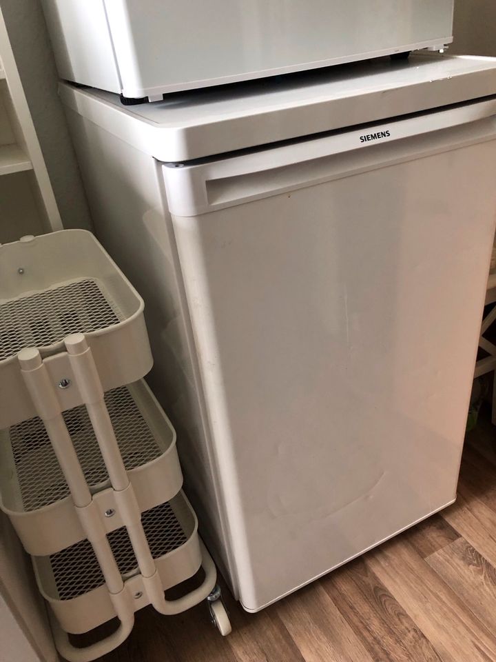 Küchenzeile mit Kühlschrank, Spülmaschine und Waschmaschine in Hannover