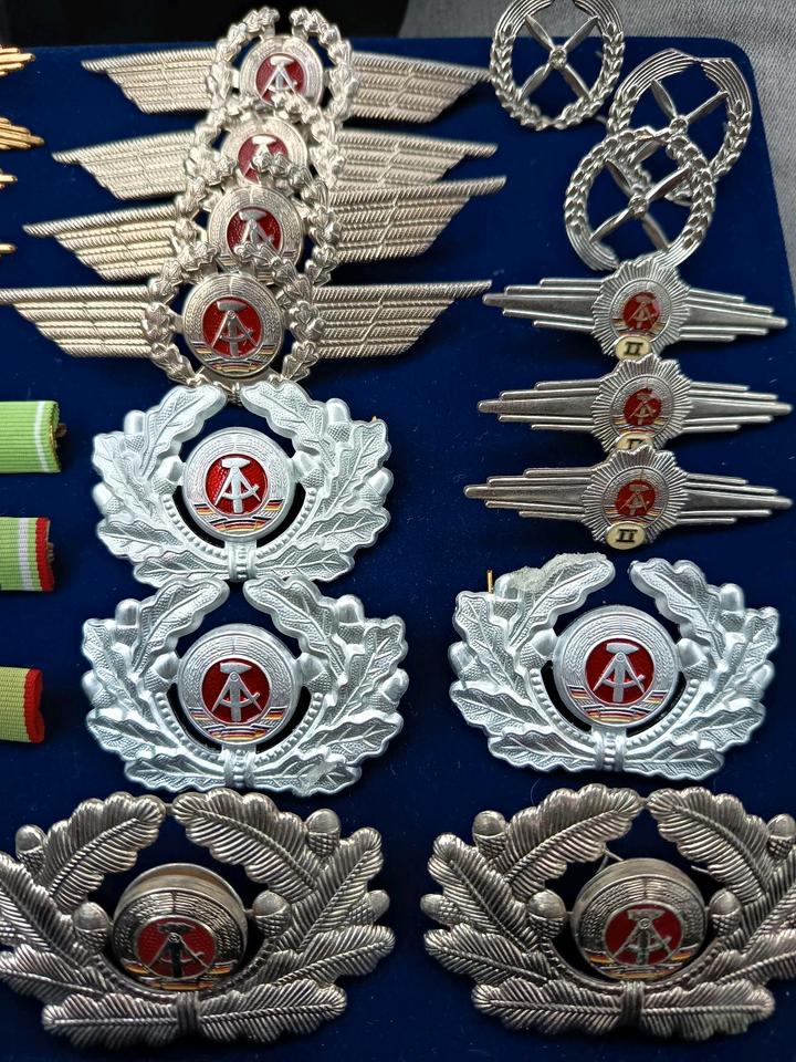 Sammlung Konvolut DDR Militaria Orden Abzeichen Spangen NVA in Tännesberg