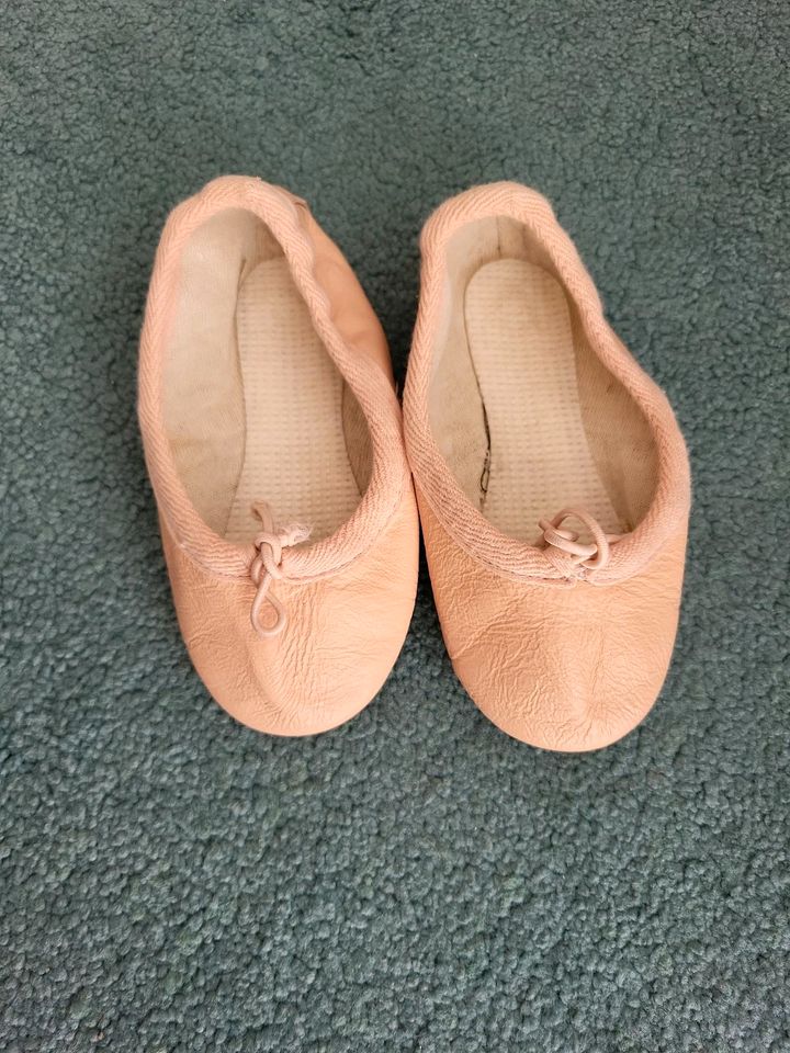 Schleppchen/ Ballerina Schuhe in Bruchköbel