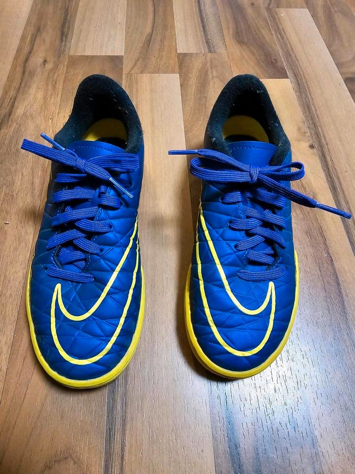 Fußball-Hallenschuhe von Nike, Größe 32 in Deizisau 