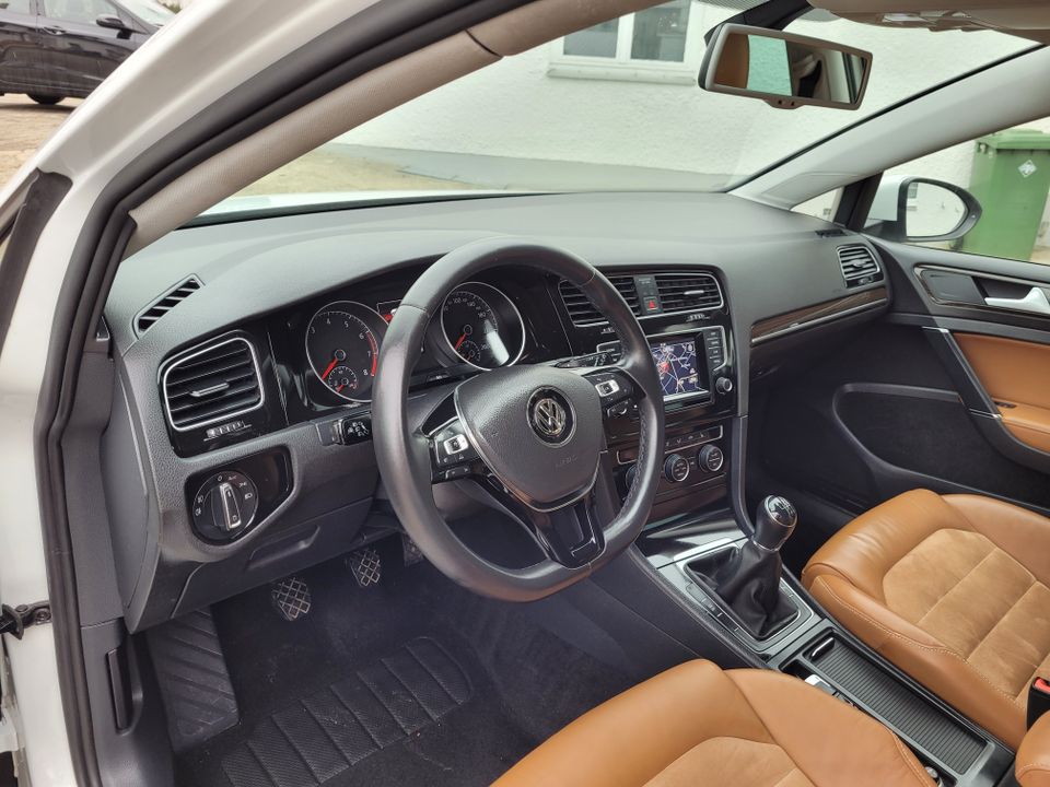 Volkswagen Golf 1,5 Edition BMT Navi Xenon Teilleder in Sünching