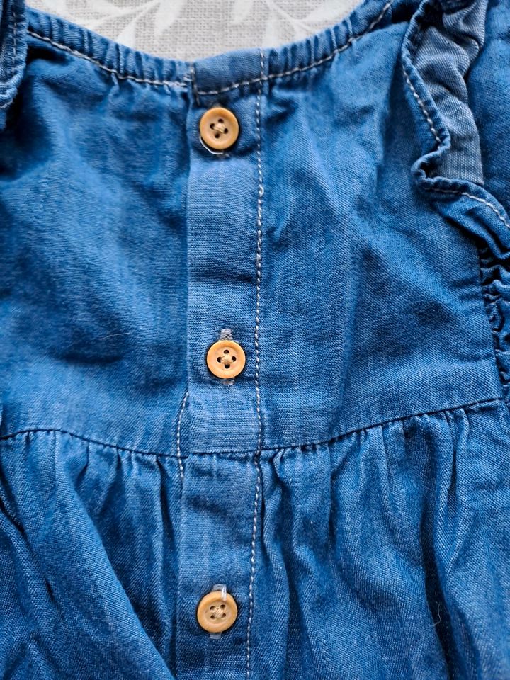 Baby bout'chou Jeans-Overall mit floraler Stickerei in Berlin