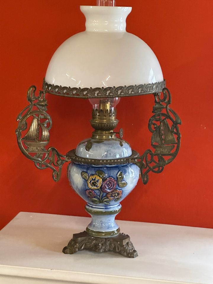 Antike Jugendstil Lampe Petroleumlampe Majolika Blumen blau in Stuhr