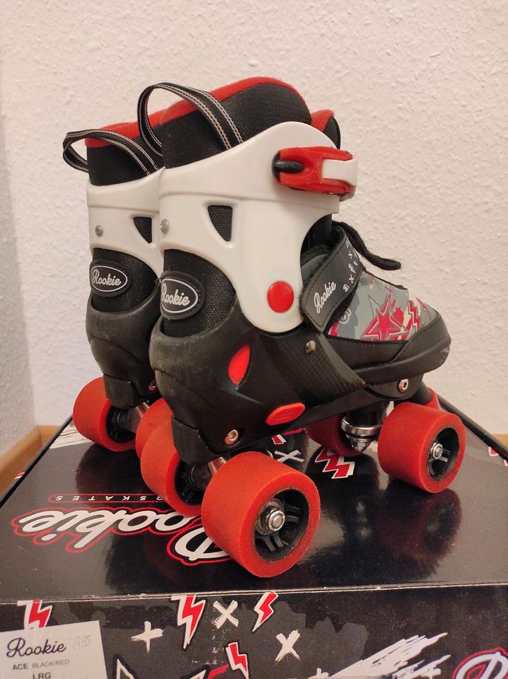 Rookie Rollschuhe Rollerskates verstellbar Gr. 35-39 in Holtland