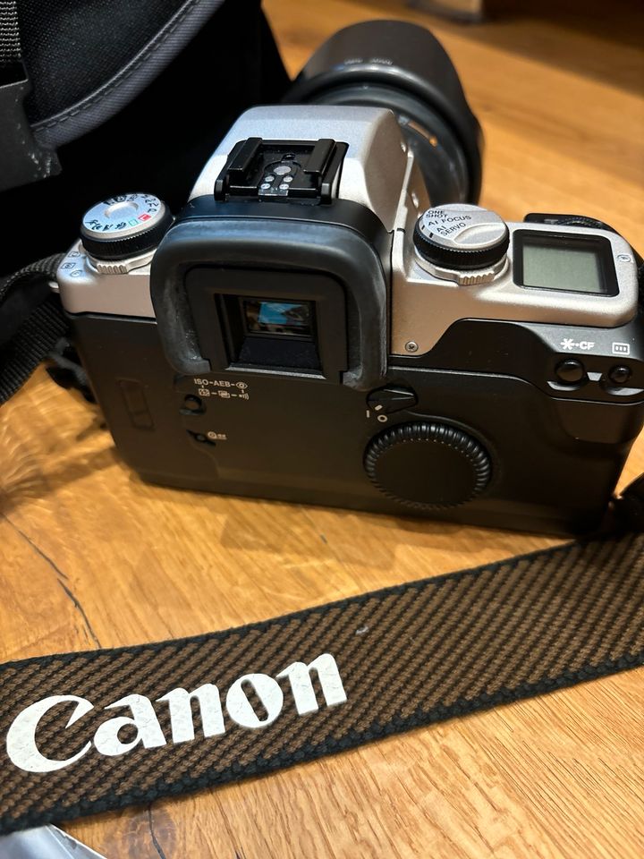 Canon EOS 50E mit Blitz und Tasche Tamron Objektiv Lowepro Tasche in Lorch