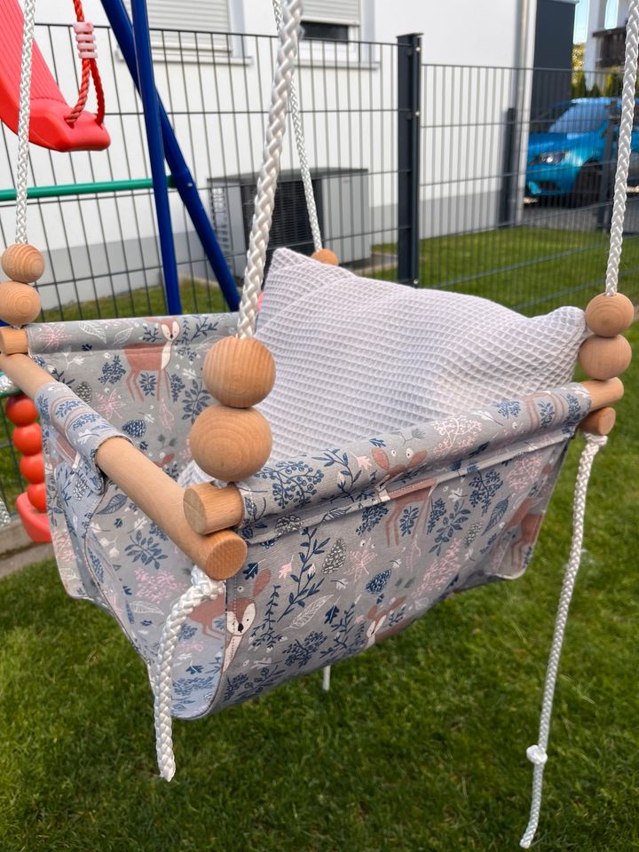 Schöne babyschaukel Schaukel mit Kissen und Details in Günzburg