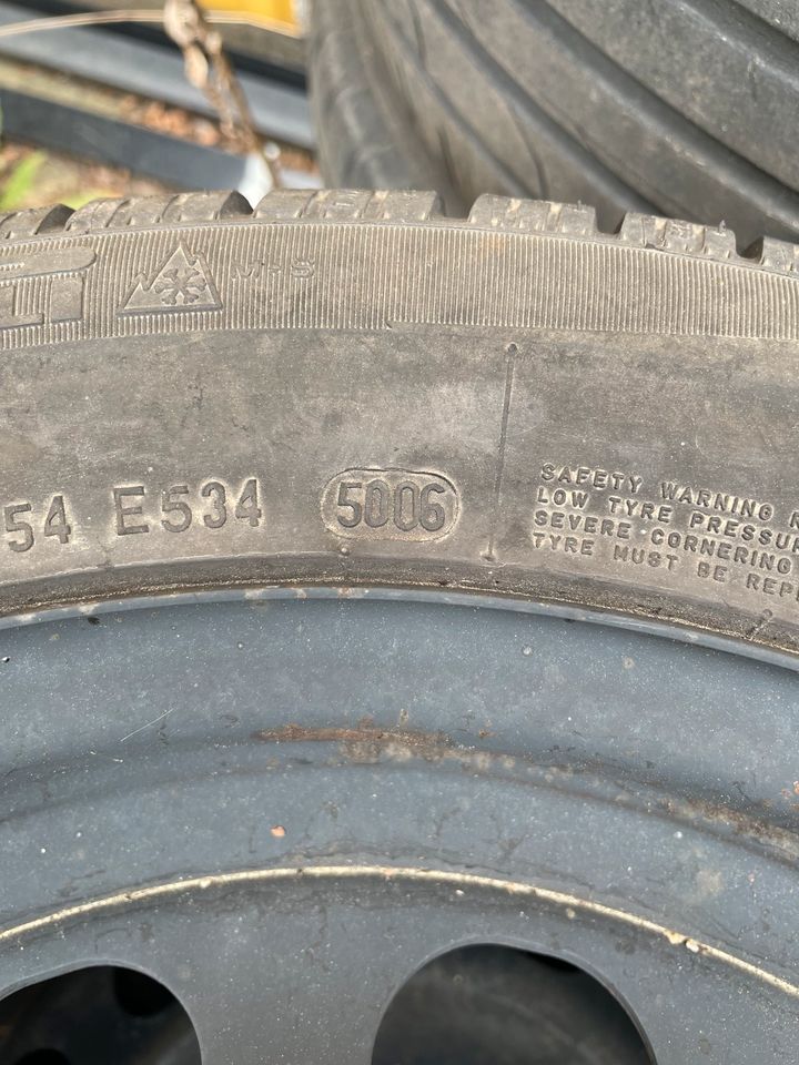 BMW Winterräder Winterreifen Stahlfelgen Pirelli 195/55 r 16 in Burg Stargard