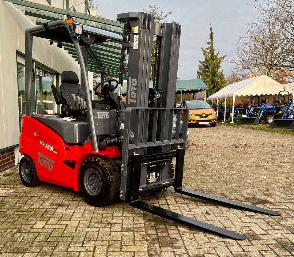 Toyo Elektro Gabelstapler E25S Triplex / Seitenverschiebung / RFK in Bad Zwischenahn