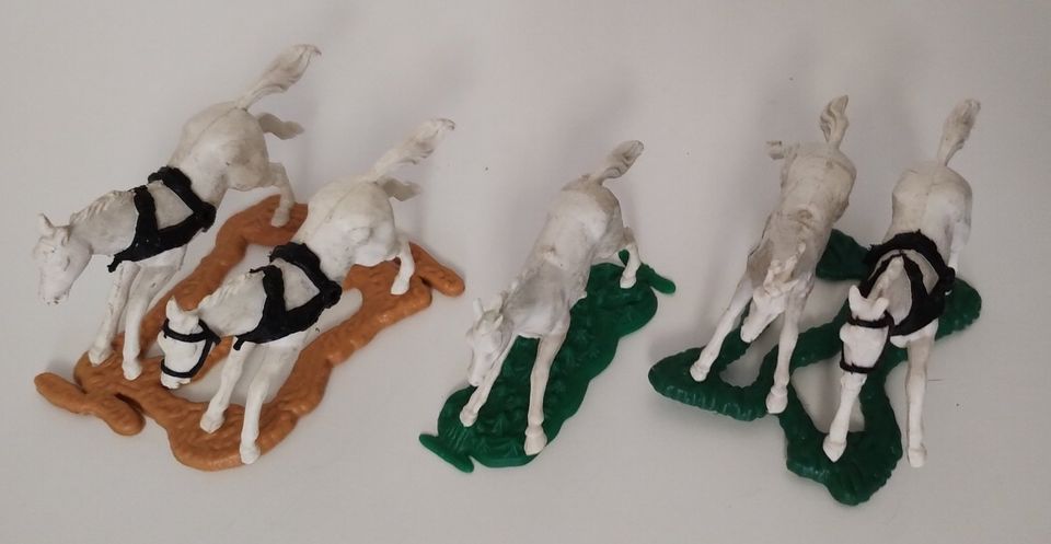 5 Stück Pferde Timpo Toys Spielzeug für Kutsche und einzeln in Trogen