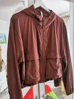 Leichte trendige Kurzjacke in Braun von Fabletics Bayern - Reisbach Vorschau