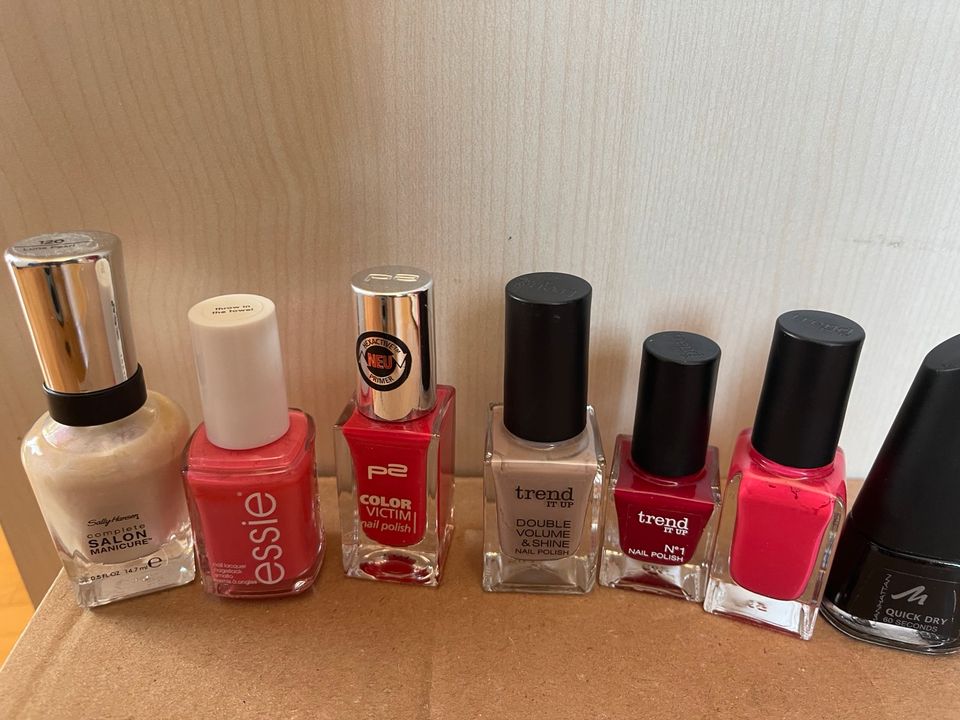 diverse Nagellack Essie / Sally Hansen / Manhattan/ Trend It Up in Radolfzell am Bodensee