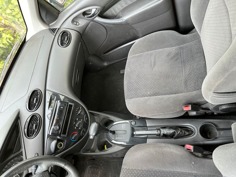 Ford Focus 1.6 Klima 2H TÜV Automatik voll fahrbereit in Allmersbach
